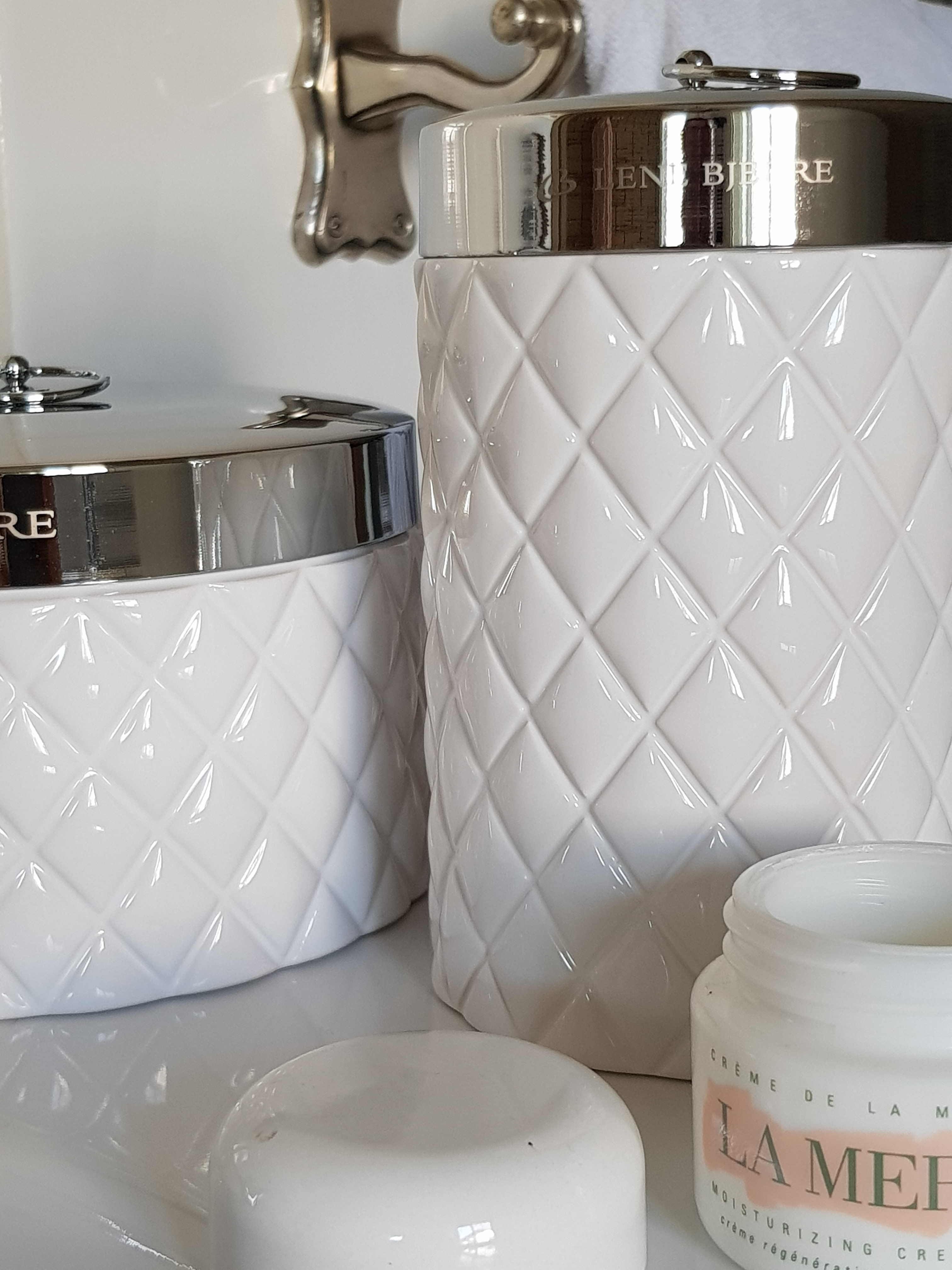 ELEGANCKIE_POJEMNIKI_CERAMICZNE_LAZIENKOWE_BIALE_DODATKI_DO_LAZIENKI_PORTIA_LENE_BJERRE